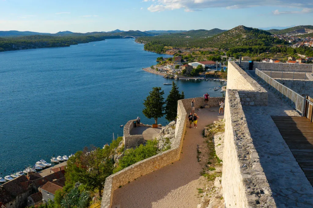 Vue depuis la forteresse saint michel visiter Sibenik Croatie