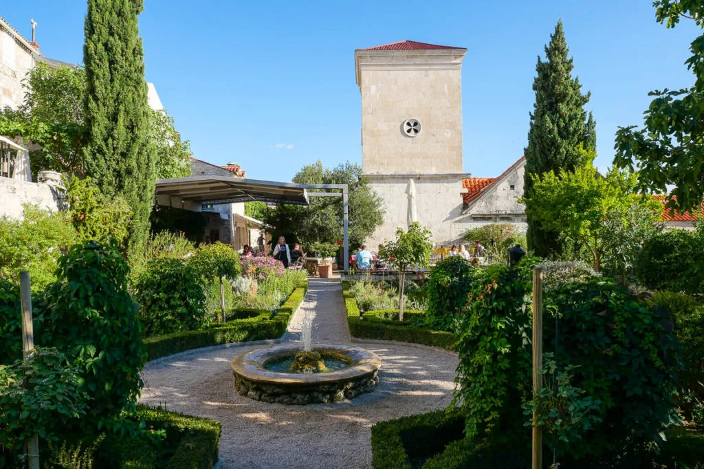 Jardin du monastère saint laurent visiter Sibenik Croatie