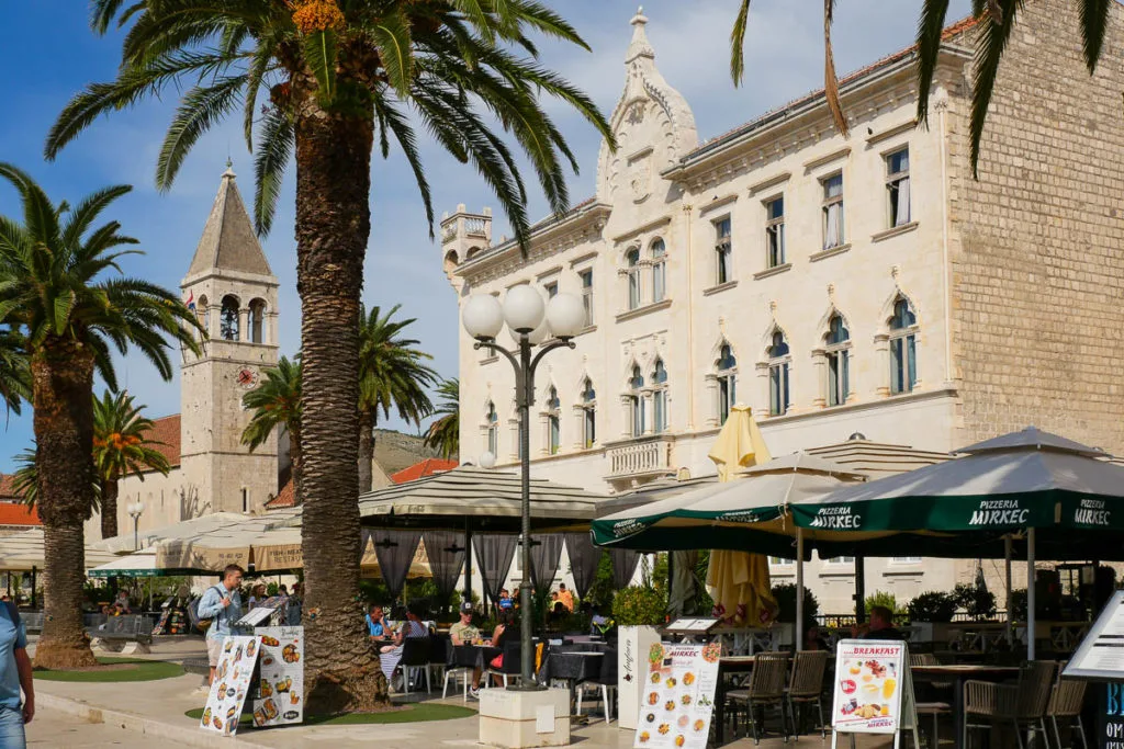 Palais sur la promenade visiter Trogir Croatie