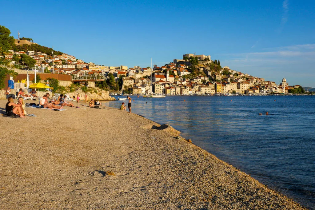 Plage Banj visiter Sibenik Croatie
