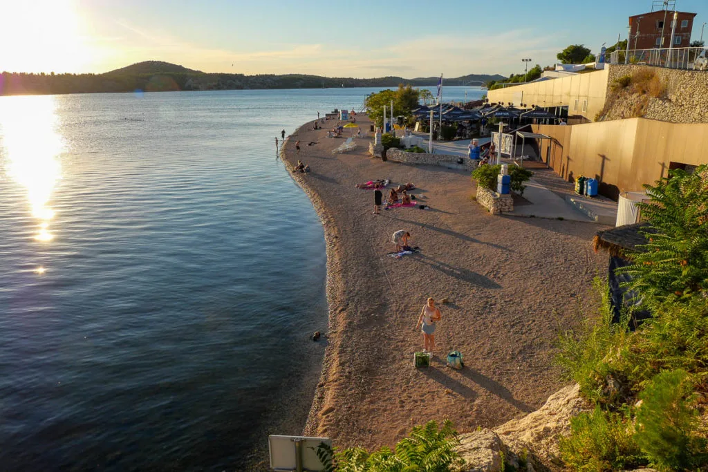 Plage Banj visiter Sibenik Croatie