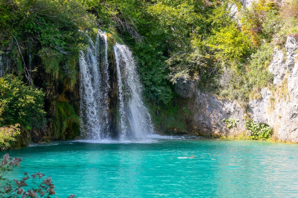 Visiter les lacs de plitvice en Croatie lacs inférieurs cascade