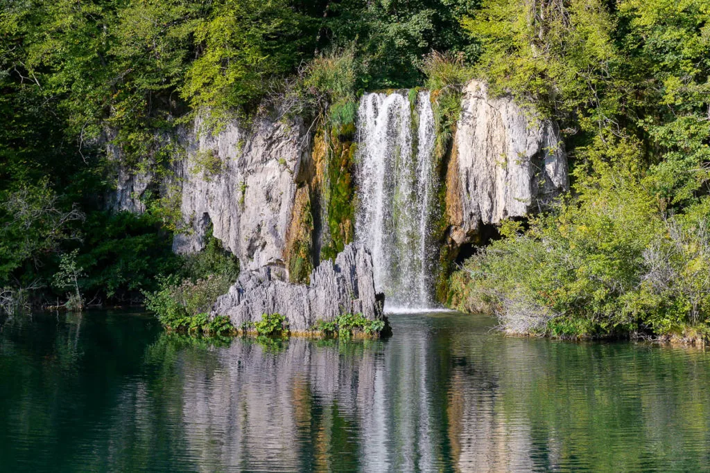 Visiter les lacs de plitvice en Croatie lacs supérieurs cascade