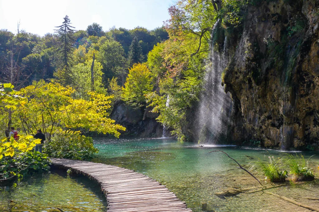 Visiter les lacs de plitvice en Croatie lacs supérieurs cascade