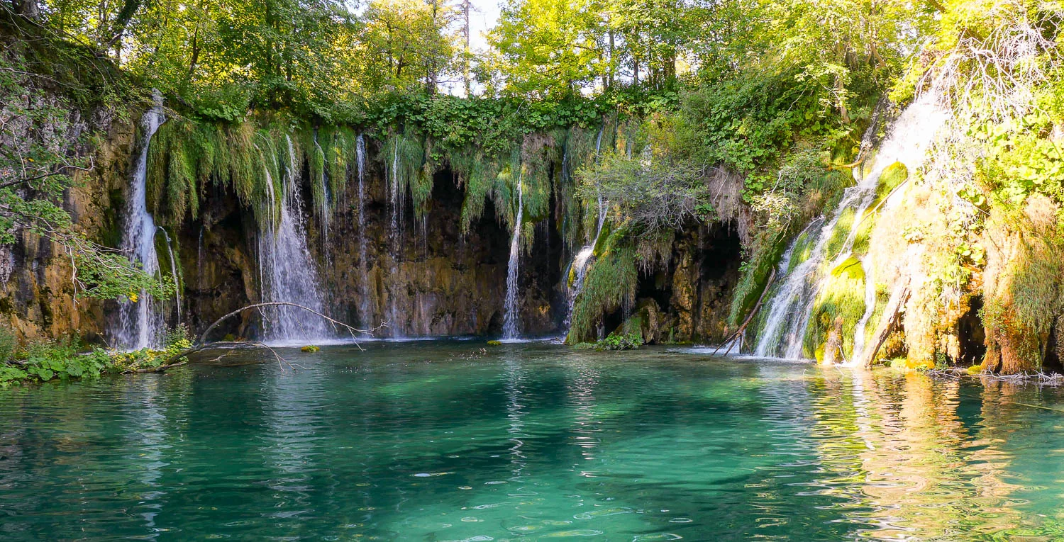 Visiter les lacs de plitvice road trip Croatie lacs supérieurs cascade