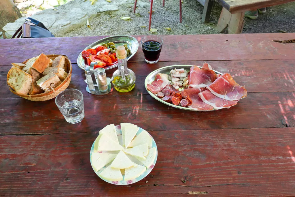 Plat charcuterie fromage huile d'olive croatie