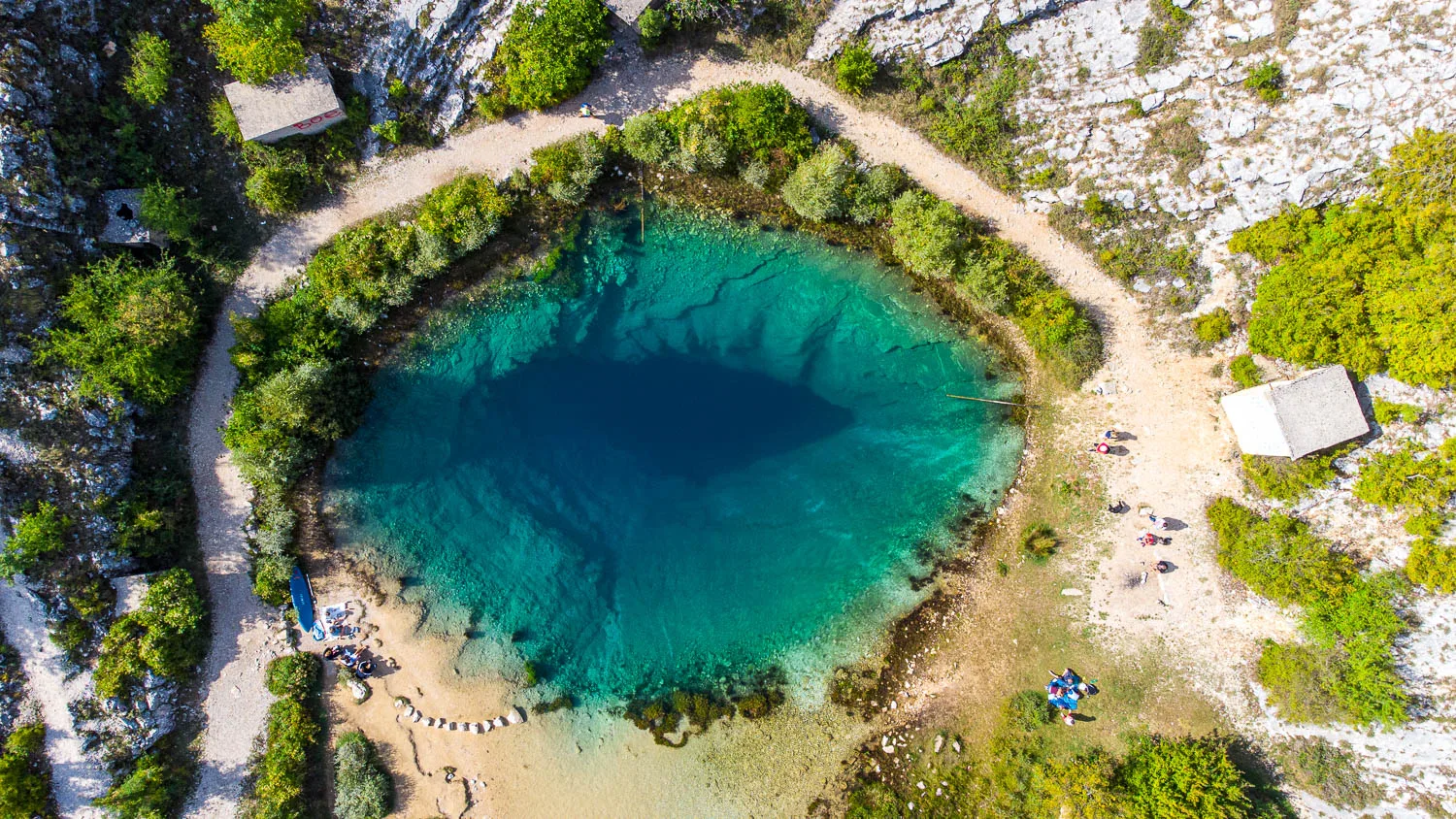 Source riviere Cetina trou bleu Croatie vue Drone