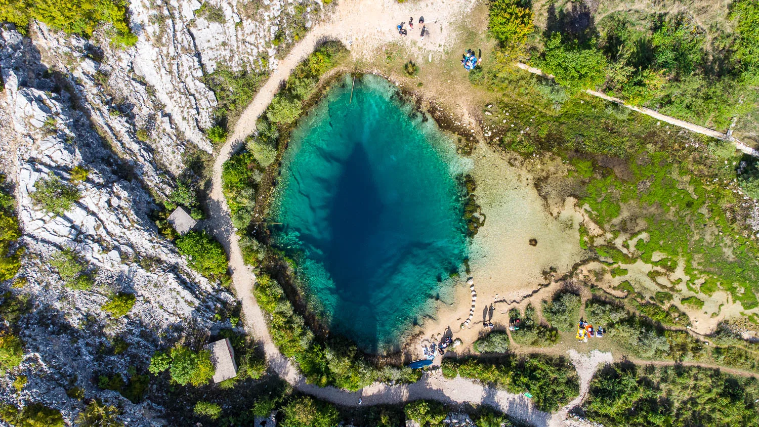Source riviere Cetina trou bleu Croatie vue Drone