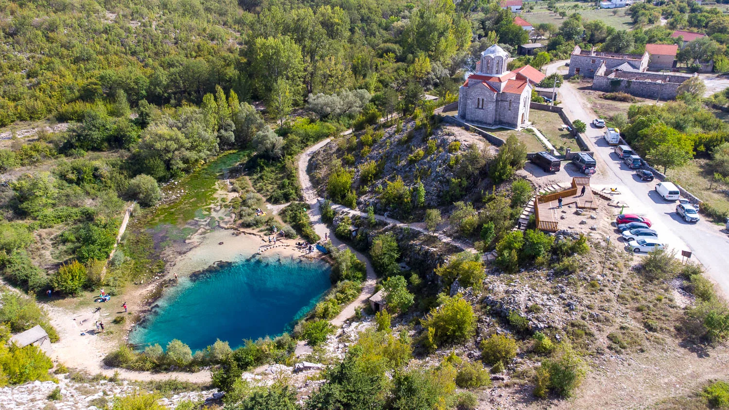 Source riviere Cetina trou bleu Croatie vue Drone