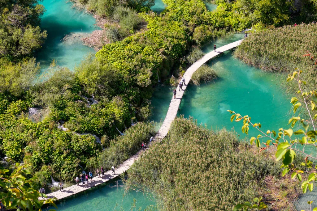 Visiter les lacs de plitvice en Croatie point de vue passerelle en bois