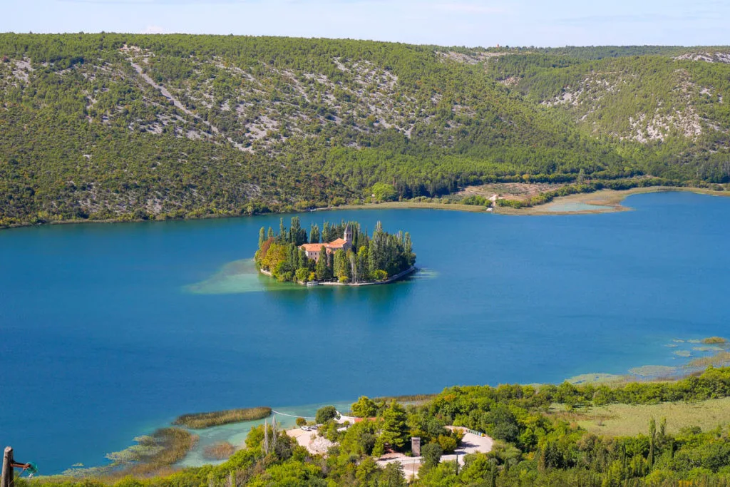 Ilot Visovac monastère franciscain visiter parc national de Krka Croatie