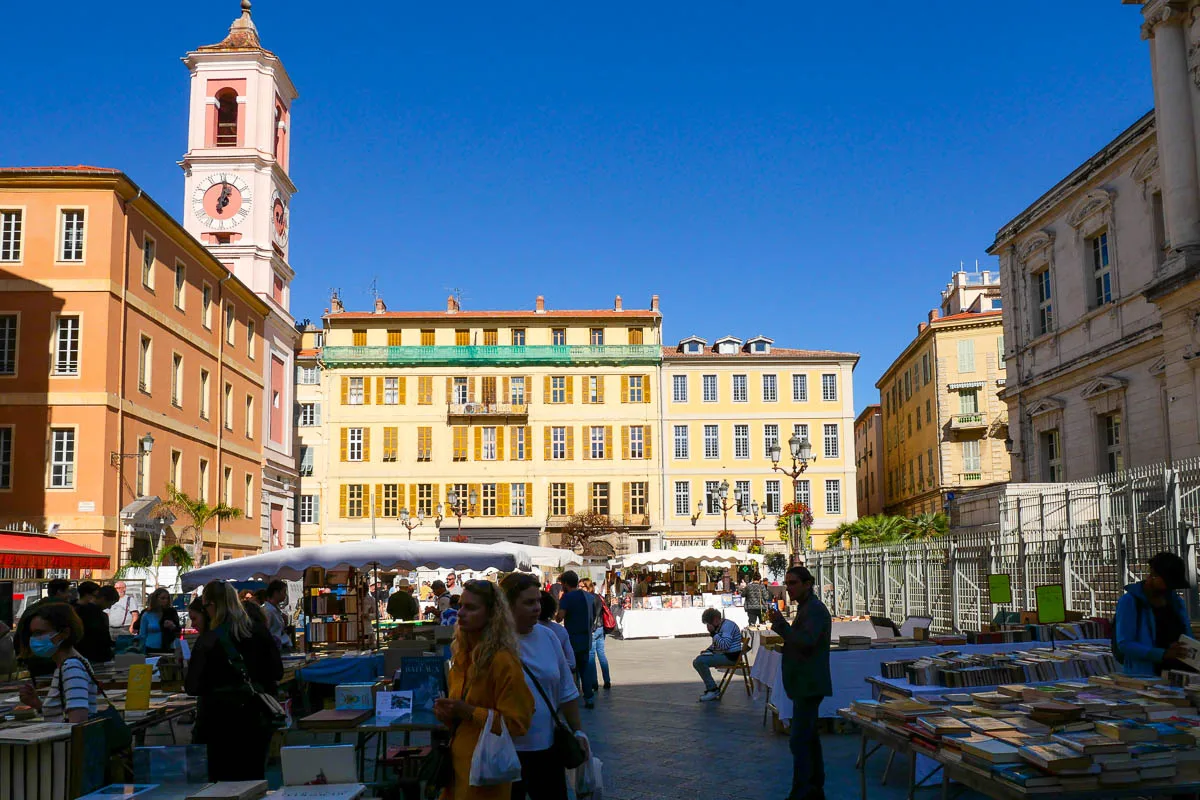 Place du Palais Vieux Nice vendeurs livres