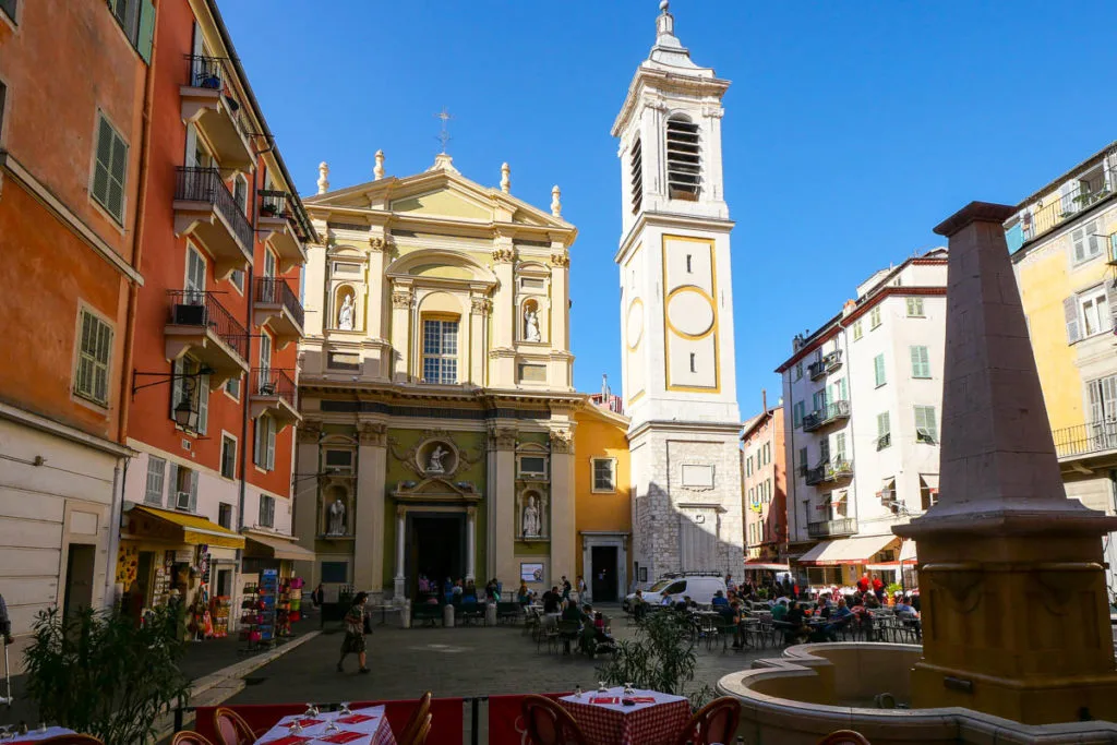 Place Rossetti et cathédrale Sainte Réparate visiter Nice Côte d'Azur France