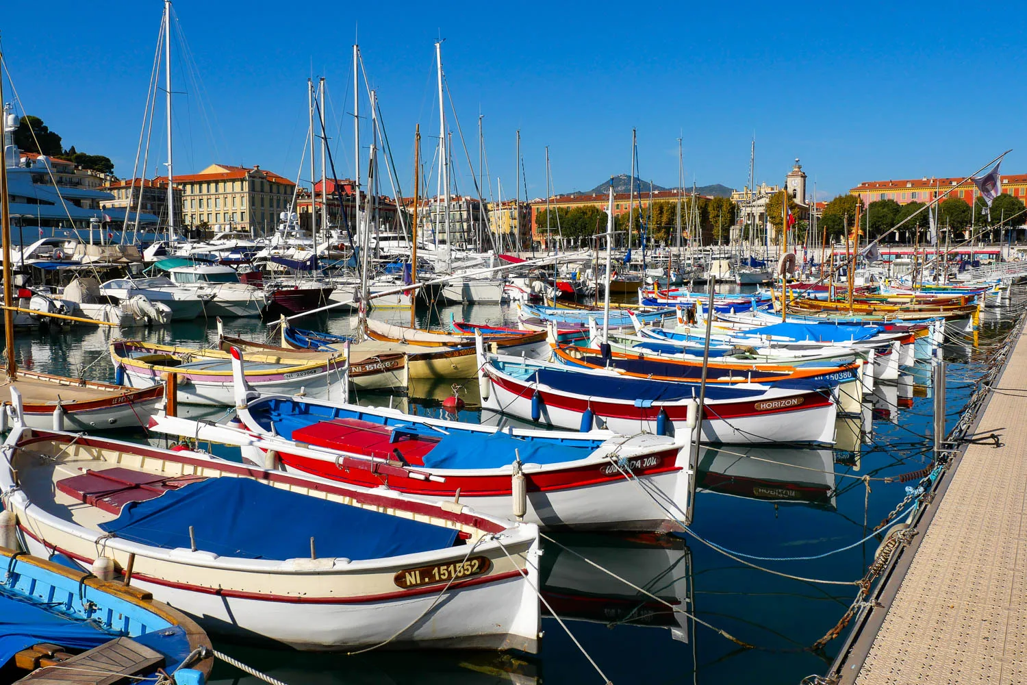 Quartier du Port à Nice bateaux pointus yacht