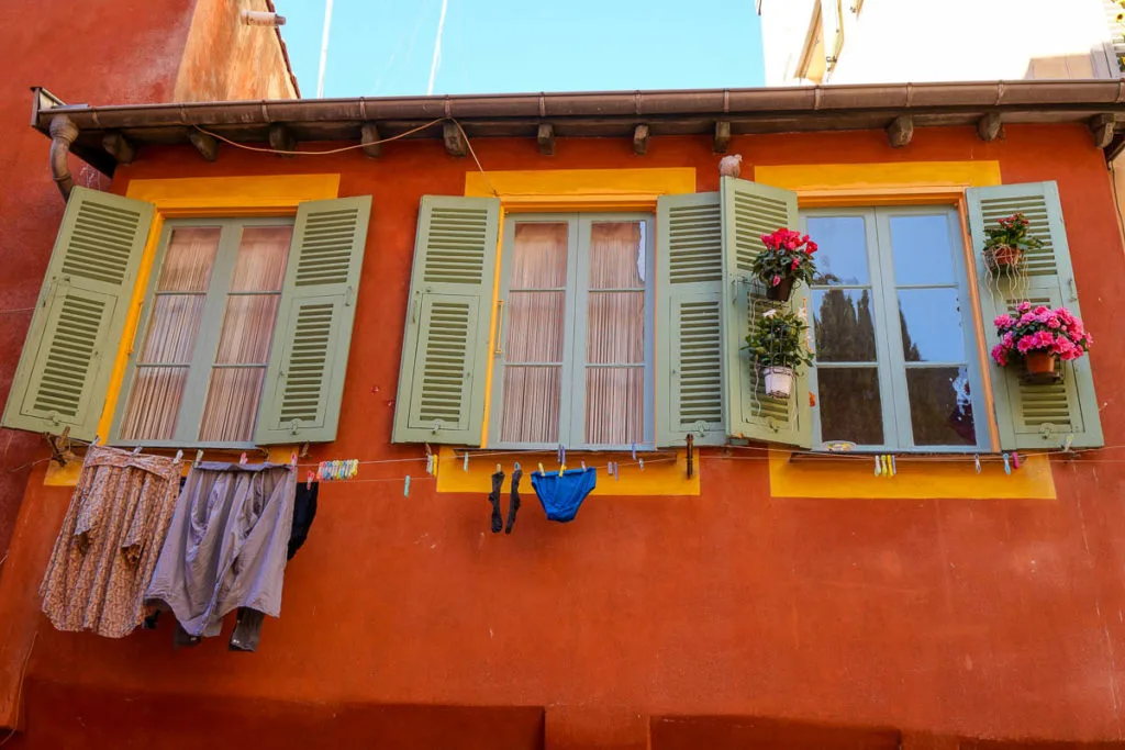 Façade immeuble rouge linge séche fenêtre vieux nice