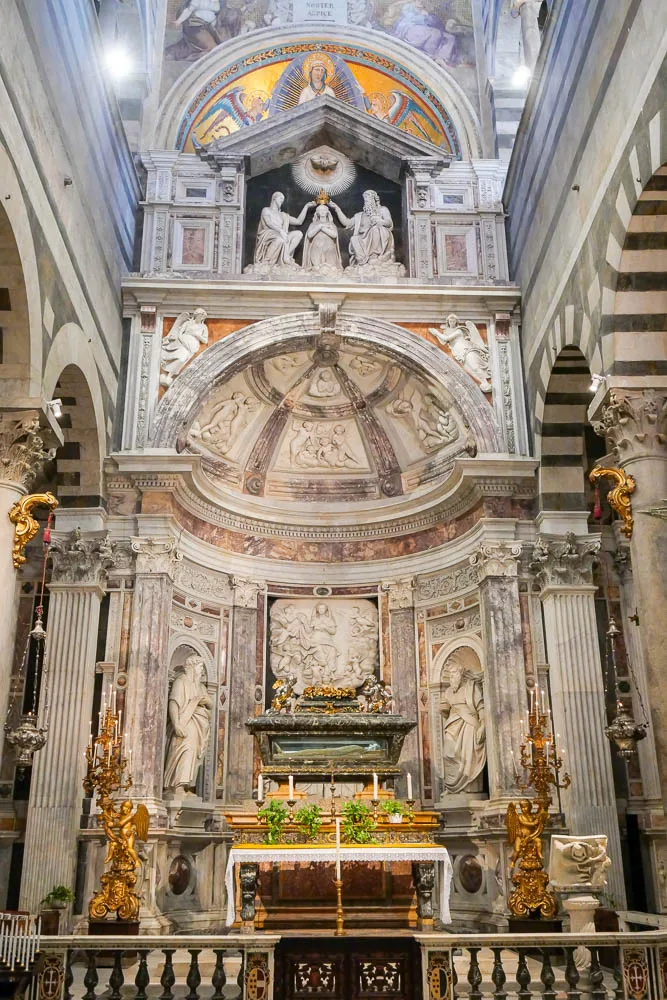 Intérieur de duomo cathédrale de Pise Italie