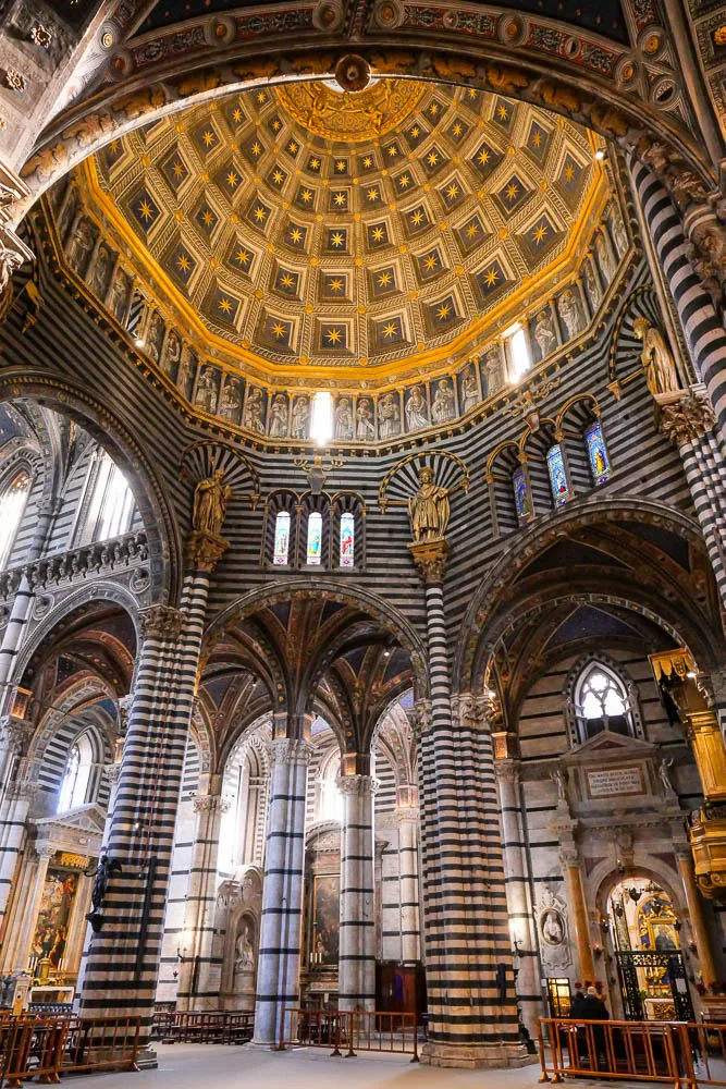 Intérieur de duomo cathédrale de Sienne Italie