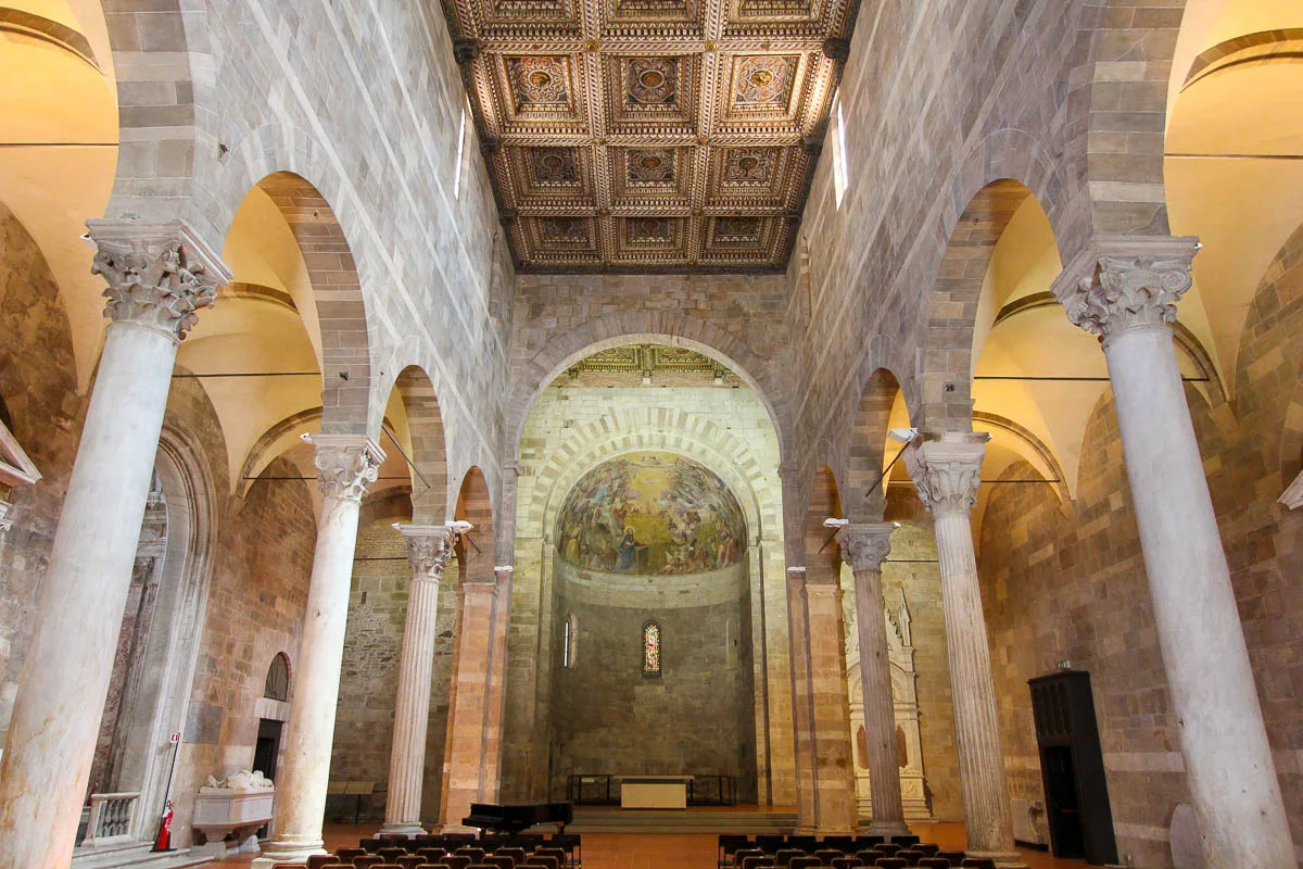 intérieur église des Santi Giovanni e Reparata visiter Lucques Italie