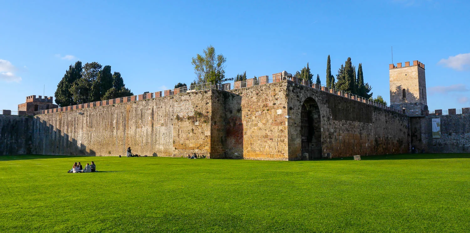Remparts de Pise Mura di Pisa fortifications muraille Italie