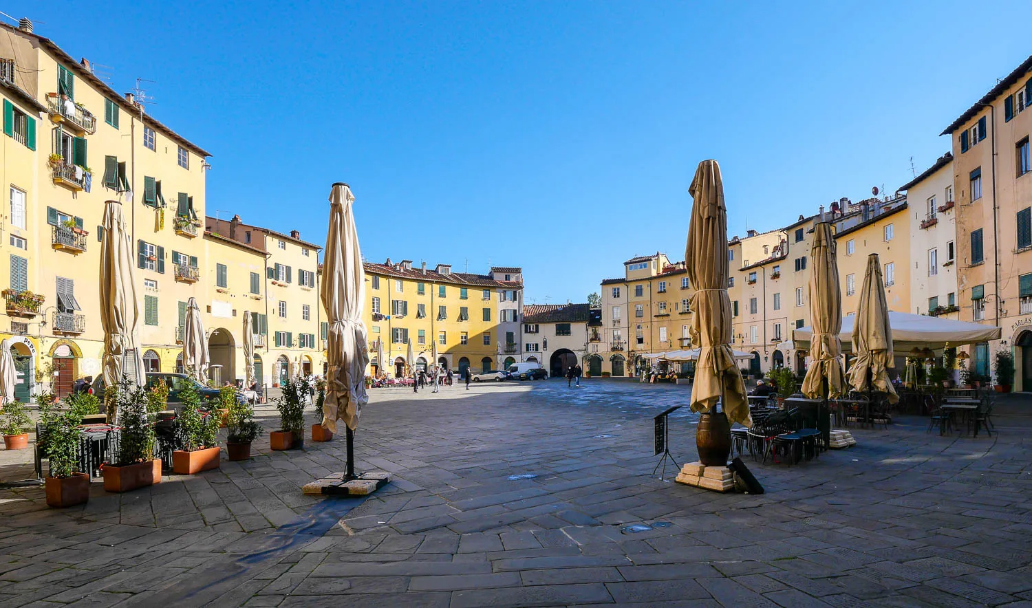 Piazza Anfiteatro Place de l'Amphithéâtre visiter Lucques Italie