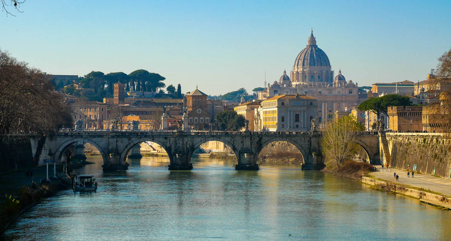 Pont Vittorio Emanuele II et basilique Saint Pierre tibre Rome Italie