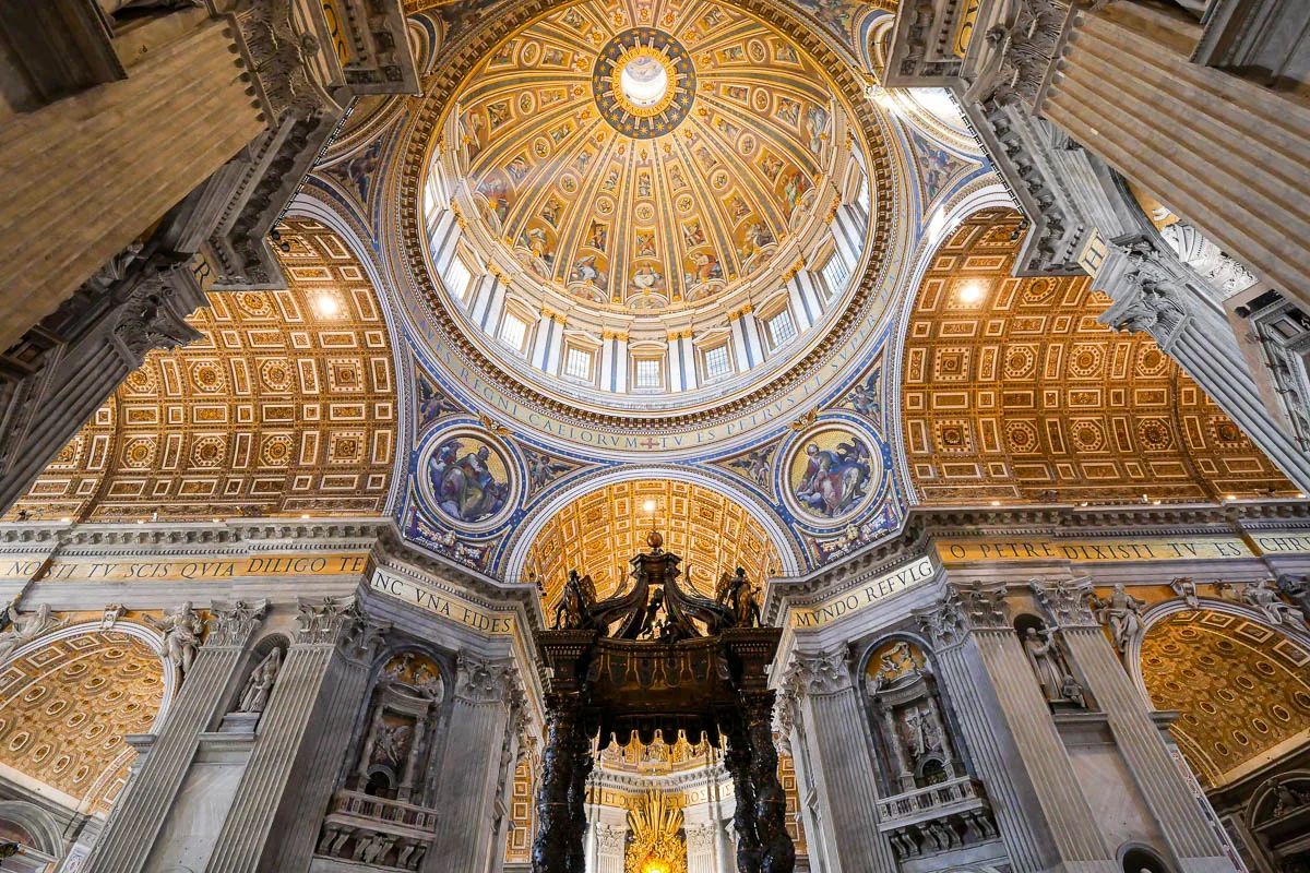 Intérieur plafond dome coupole basilique Saint Pierre Vatican