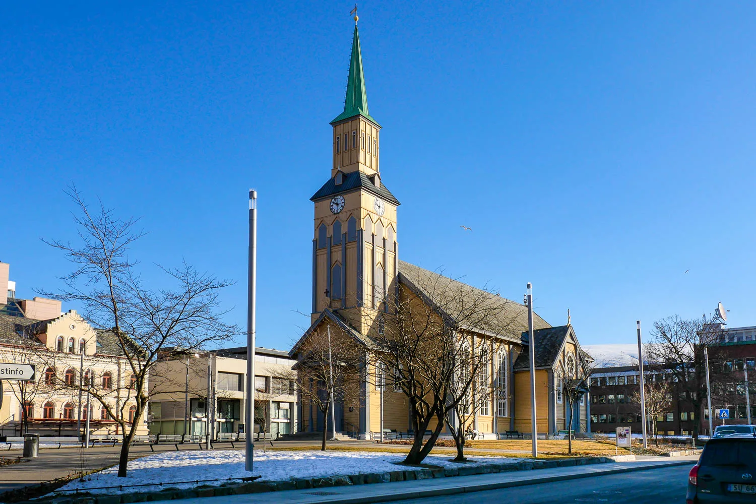 Que faire à Tromso en hiver parc Kirkeparken et cathédrale Domkirke Norvège
