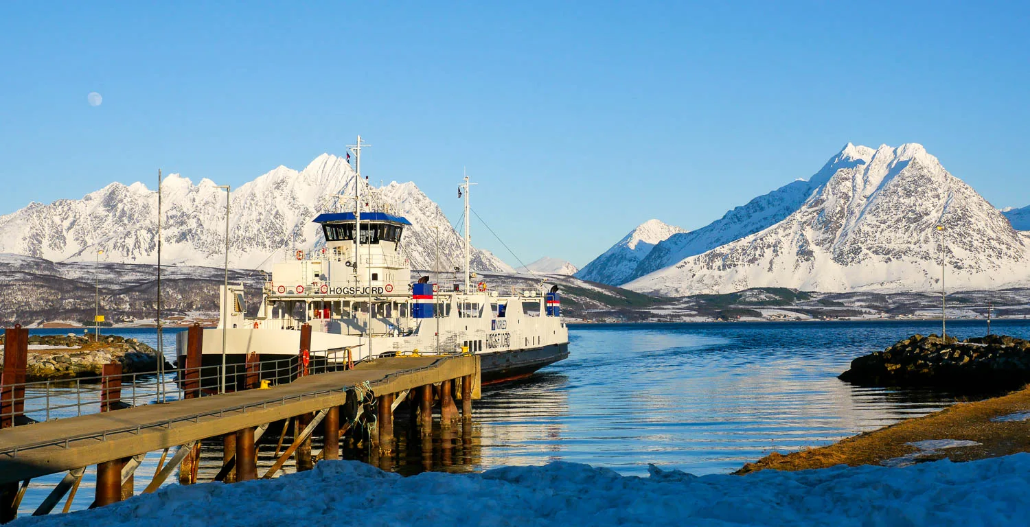 Ferry entre Breivikeidet et Svensby Tromso Norvège Alpes de Lyngen