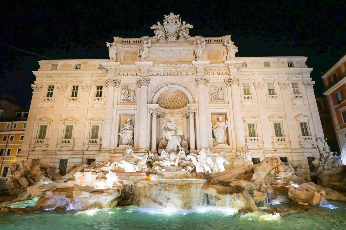 Fontaine de Trevi illuminée de nuit que faire à Rome en 3 jours Italie
