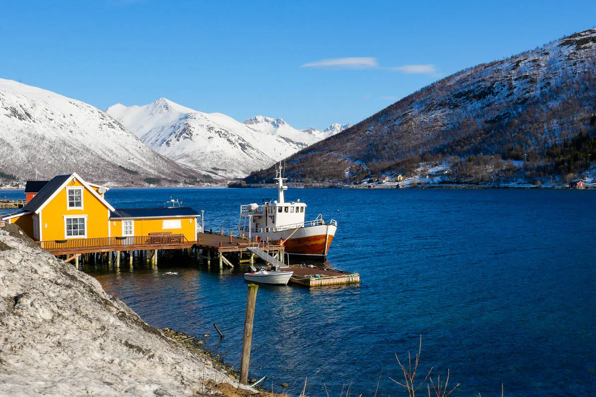 Fjord Nordfjord Tromso bateau cabane jaune Norvège