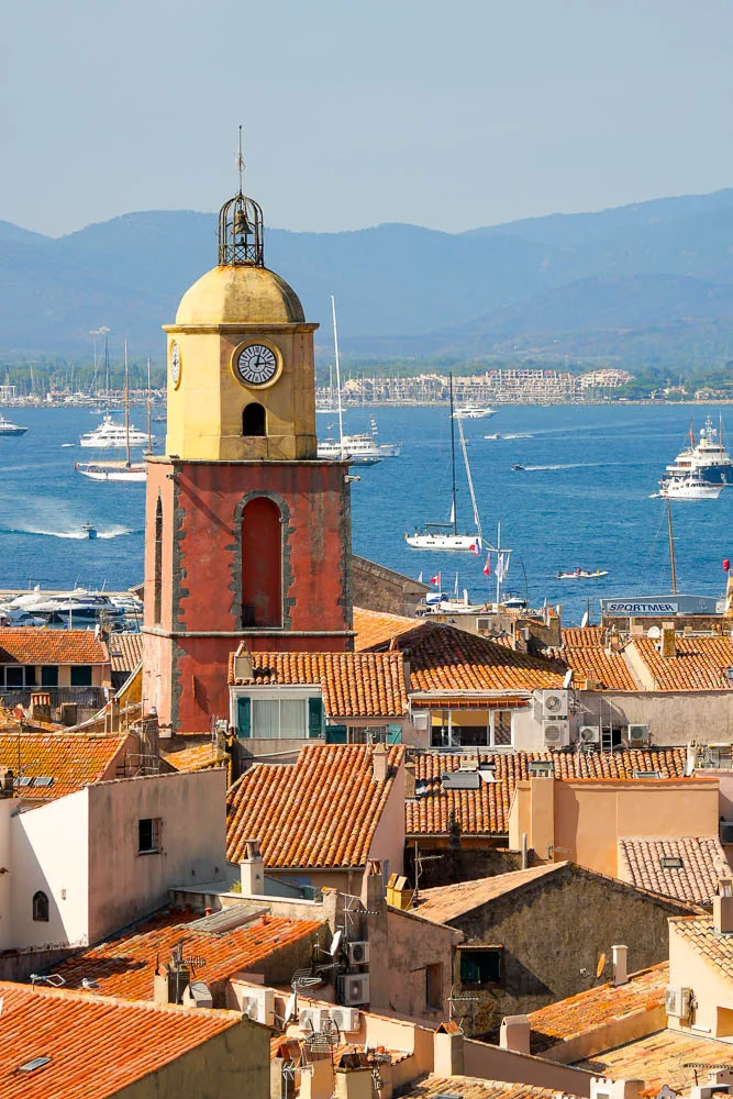 clocher rouge et jaune église Notre-Dame de l’Assomption Saint Tropez Côte d'Azur France