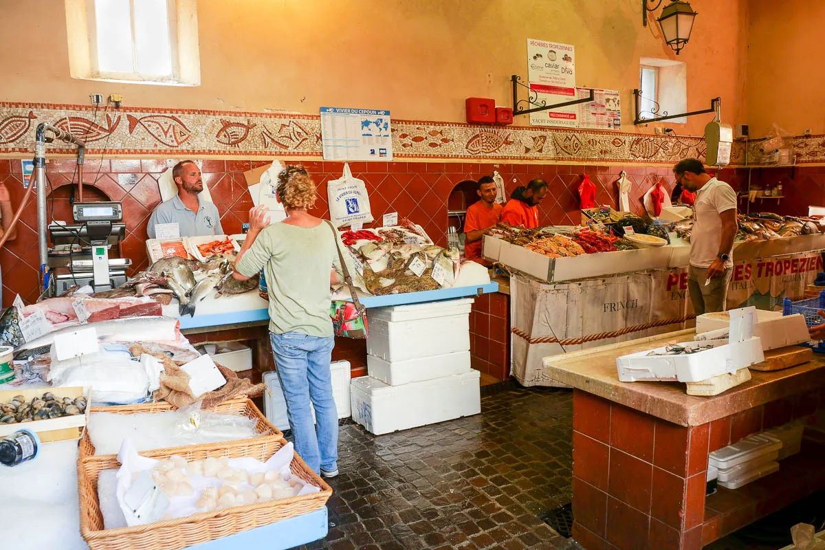 Marché aux poissons de Saint-Tropez Var Côte d'Azur France