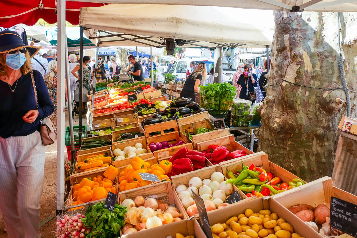 marché aux fruits et légumes saint tropez