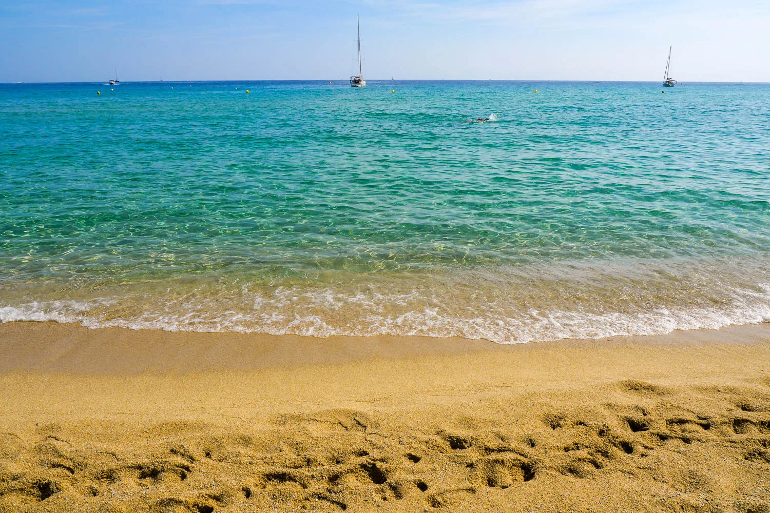 plage de Pampelonne sable doré eau translucide saint tropez côte d'azur