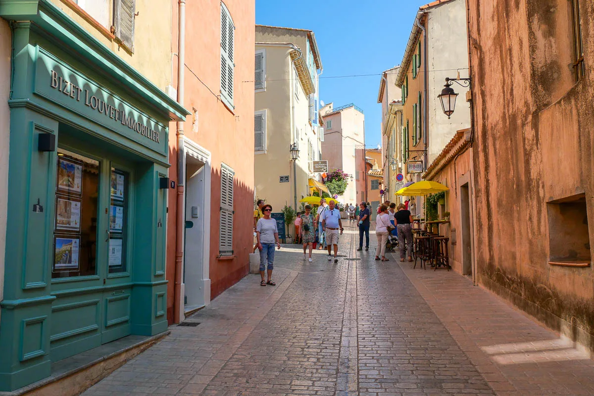 rue village visiter saint-tropez côte d'azur france