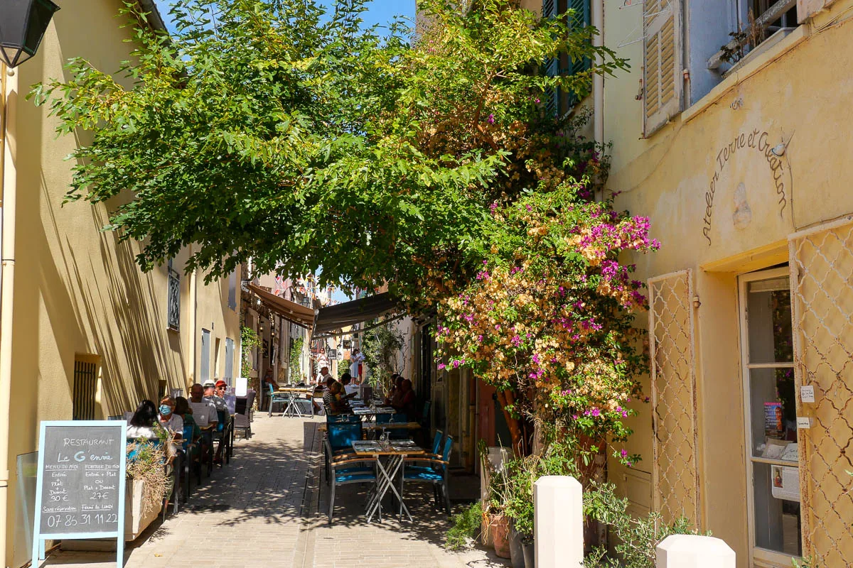 Rue du village que faire à Saint Tropez