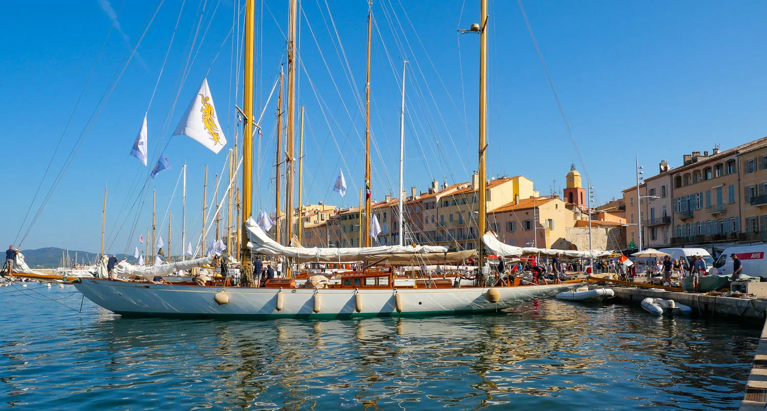 Les voiles de Saint Tropez bateau en bois port