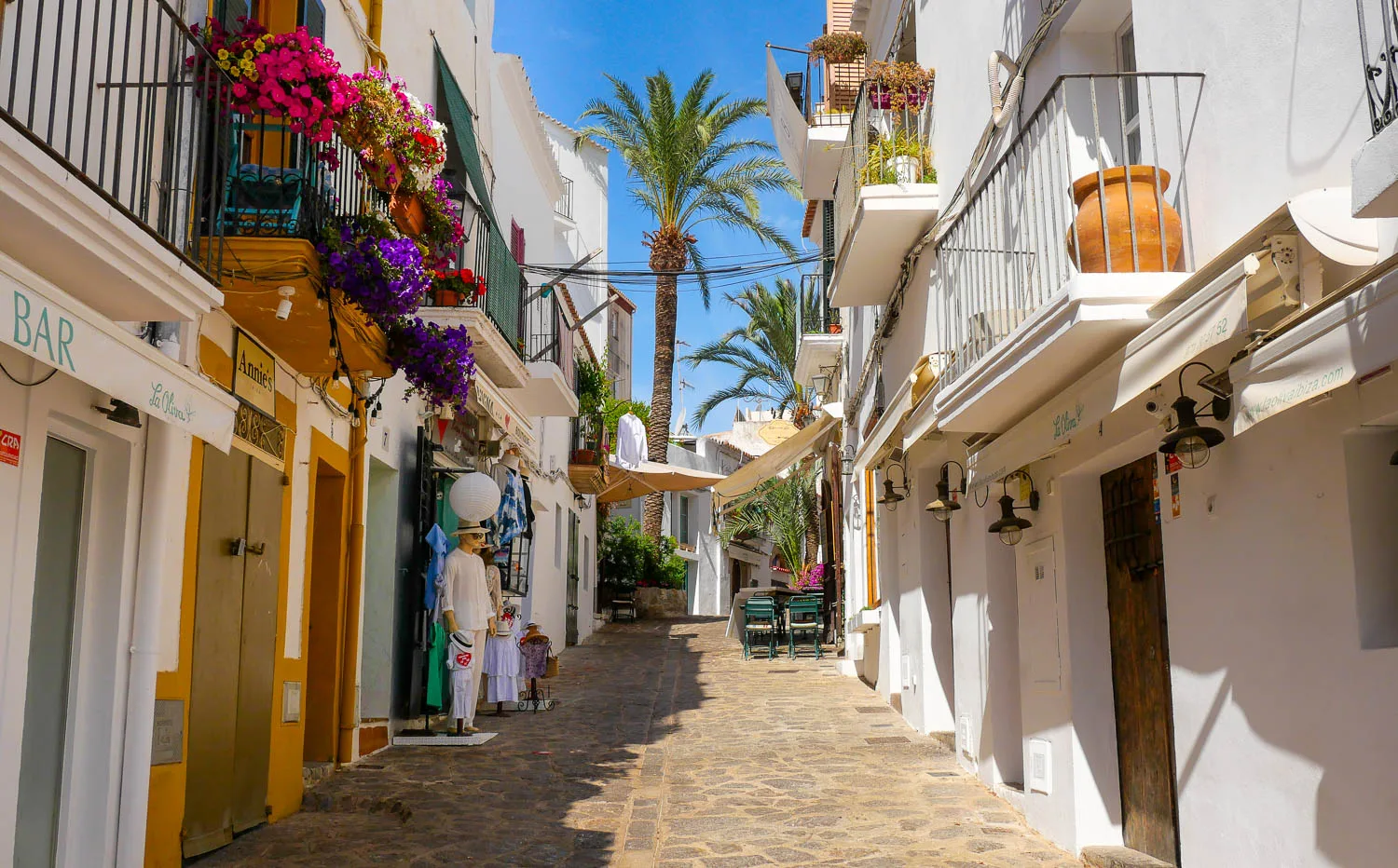 vieille ville ruelle cité fortifiée dalt vila ibiza espagne