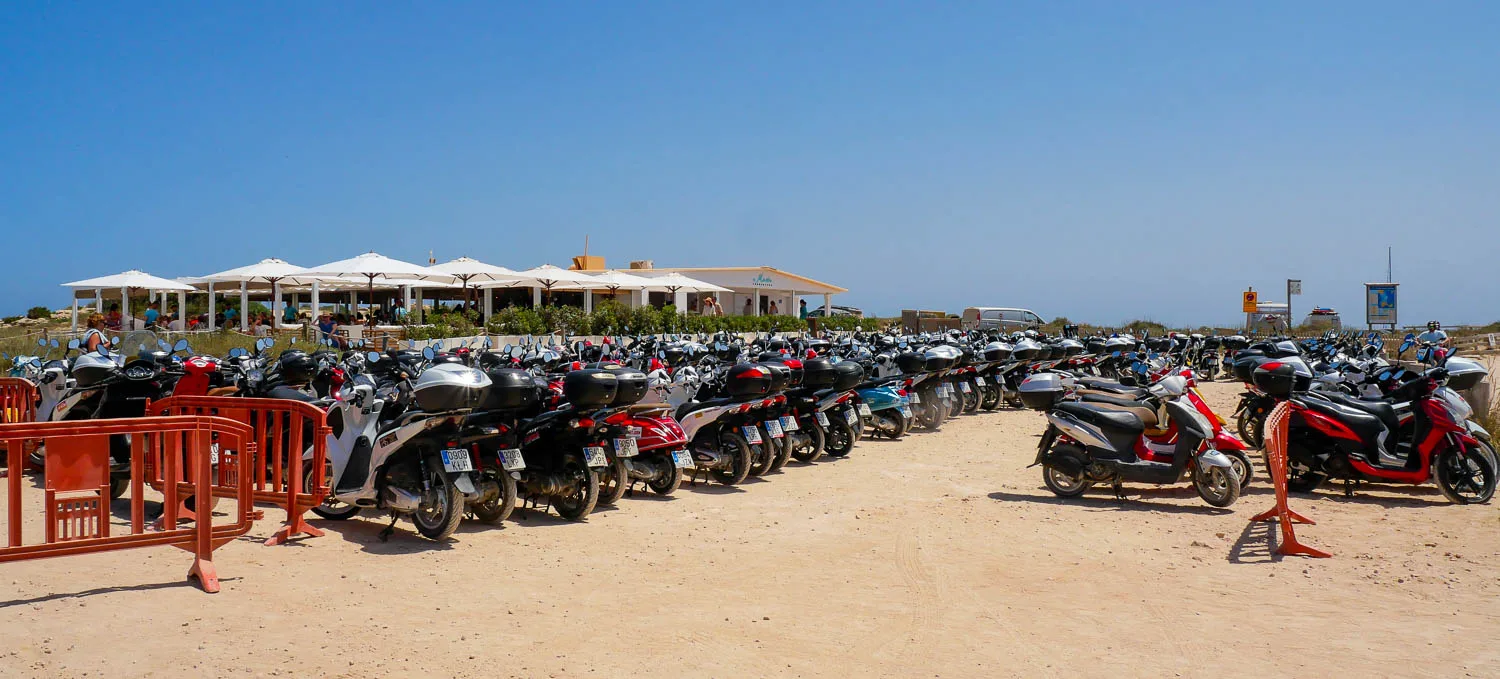 parking moto scooter plage illetes formentera espagne