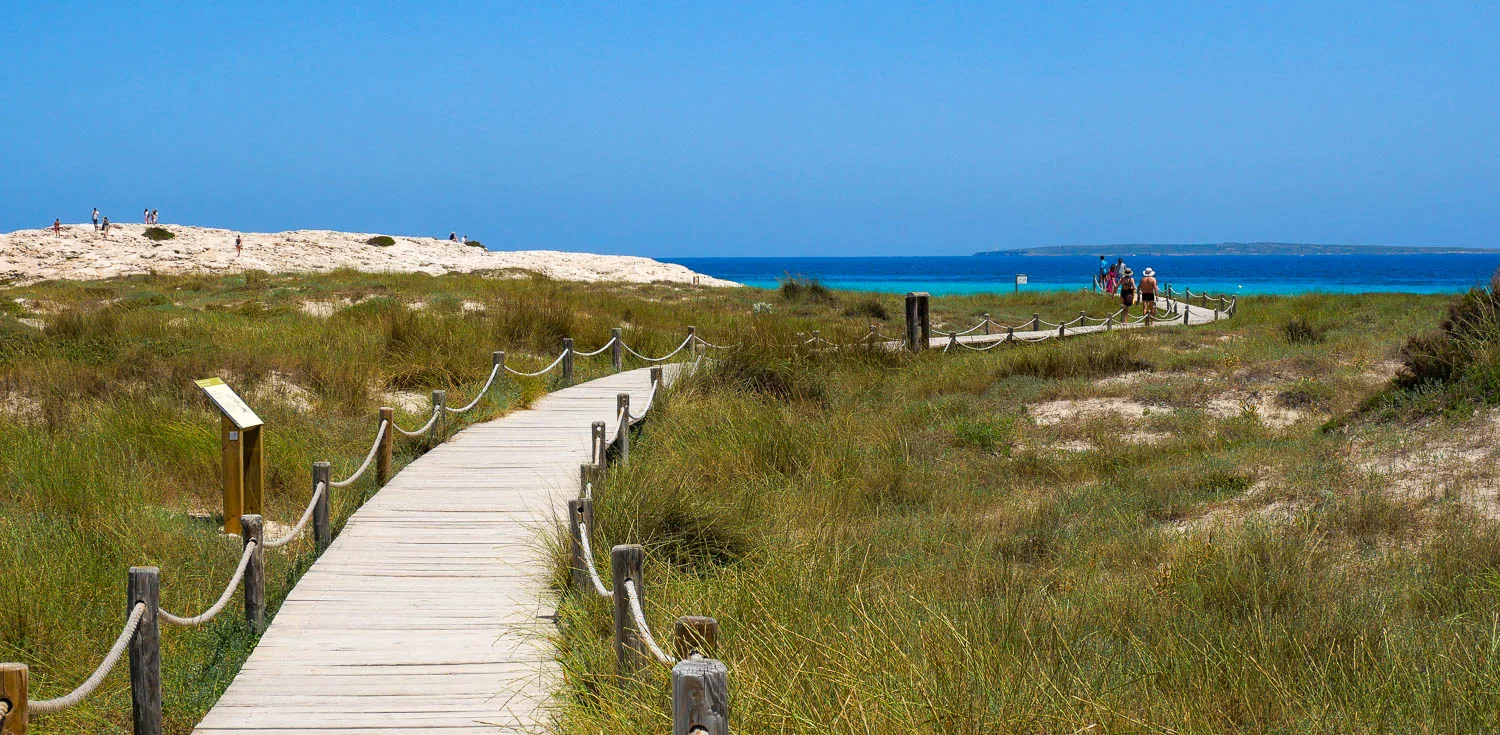 plage formentera passerelle en bois dunes espagne
