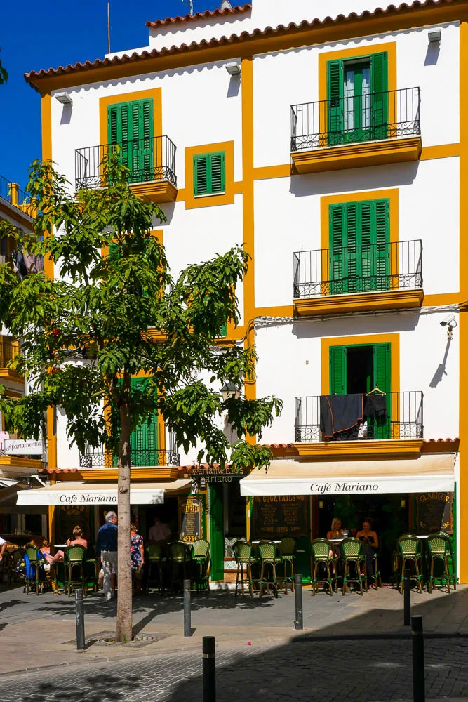 café mariano façades colorées quartier du port ibiza eivissa espagne
