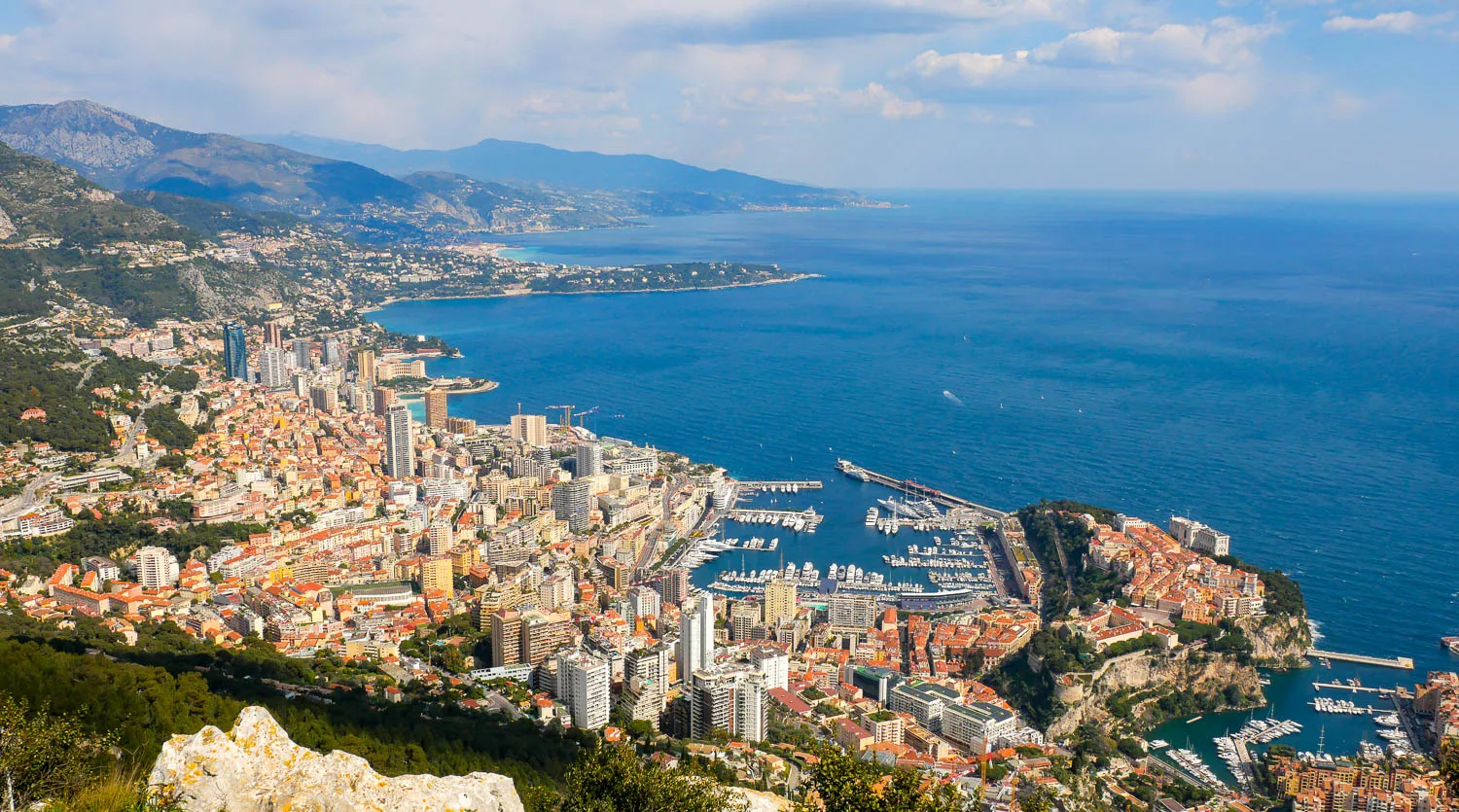 Point de vue sur Monaco depuis le rocher de la tête de chien à Cap d'Ail Côte d'Azur French Riviera
