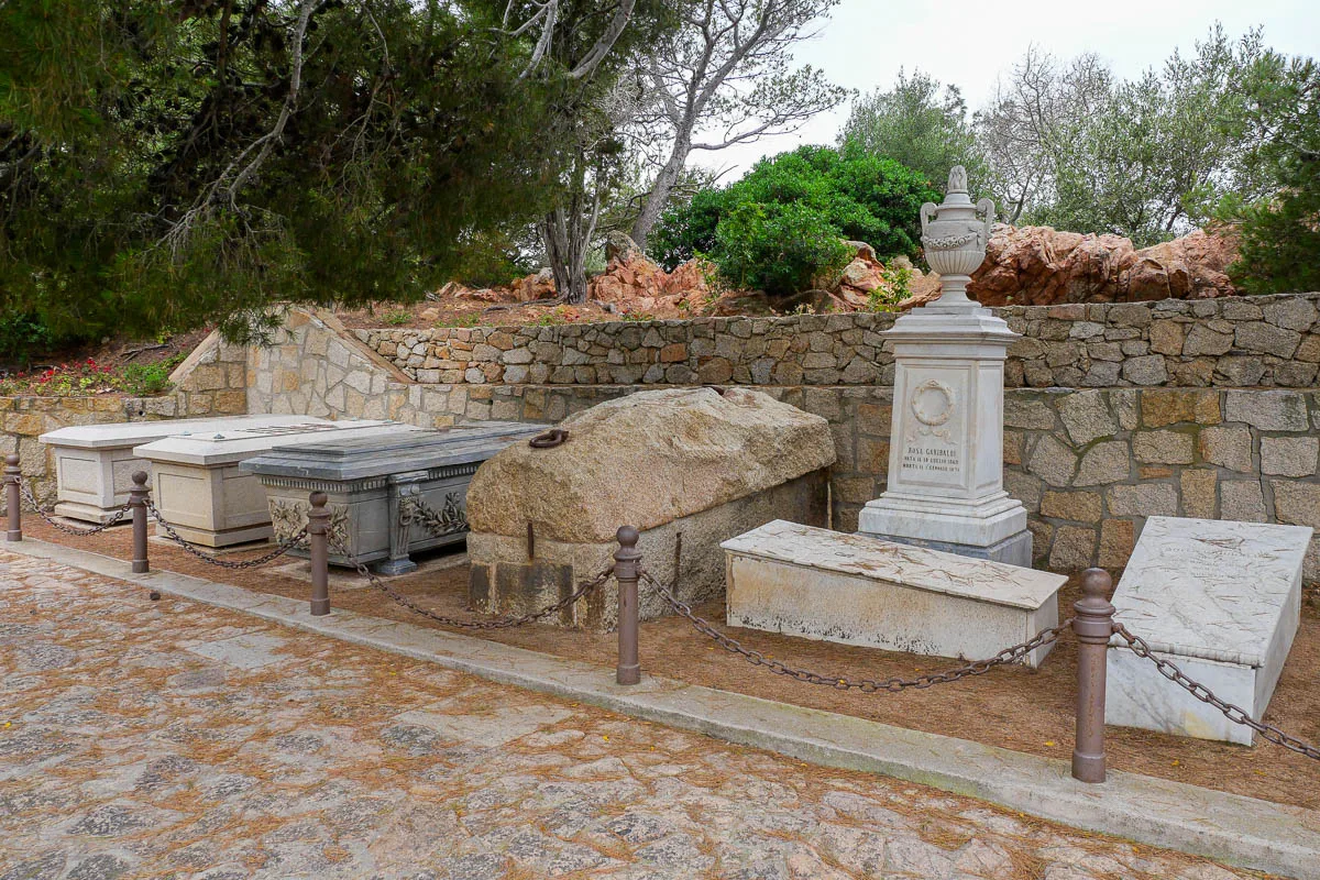 Musée Garibaldi tombes cimetière Compendio Garibaldino île Caprera visiter archipel de La Maddalena Sardaigne Italie