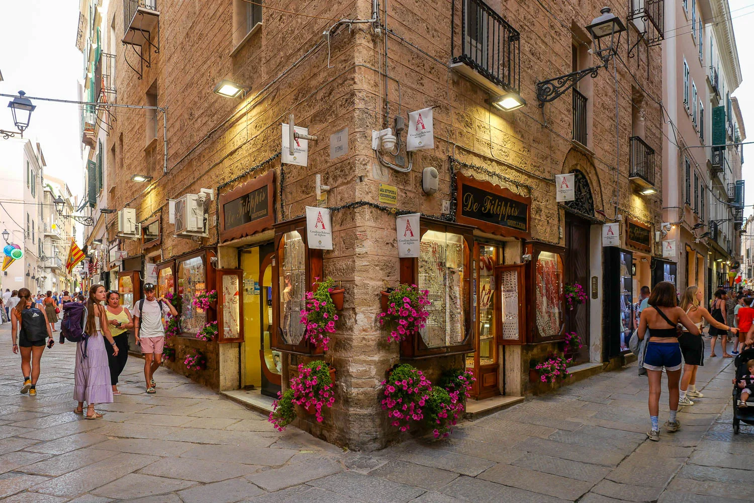 Visiter Alghero centre historique boutiques shopping Sardaigne