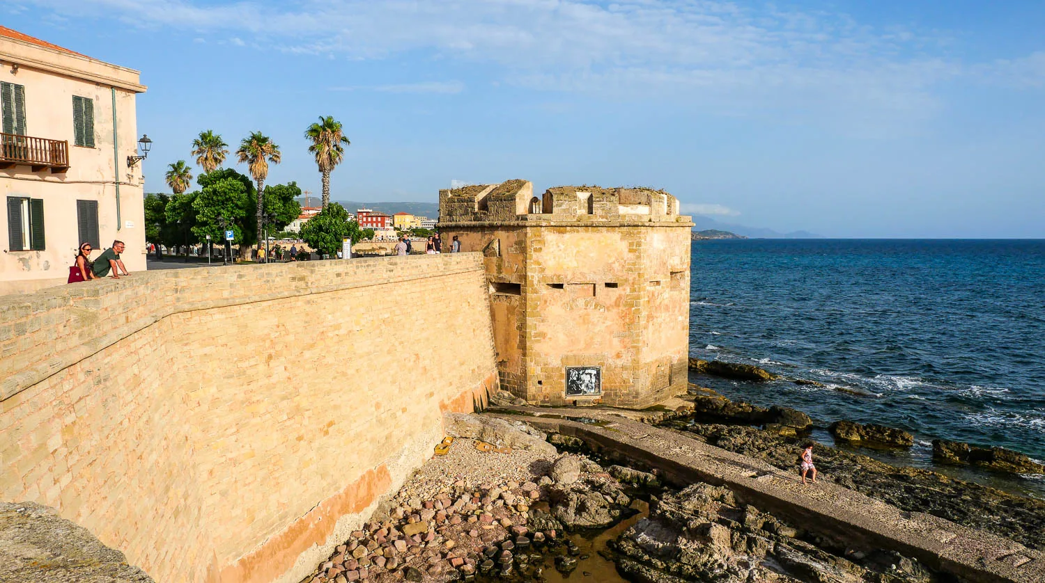 Visiter Alghero remparts tour Sardaigne Italie