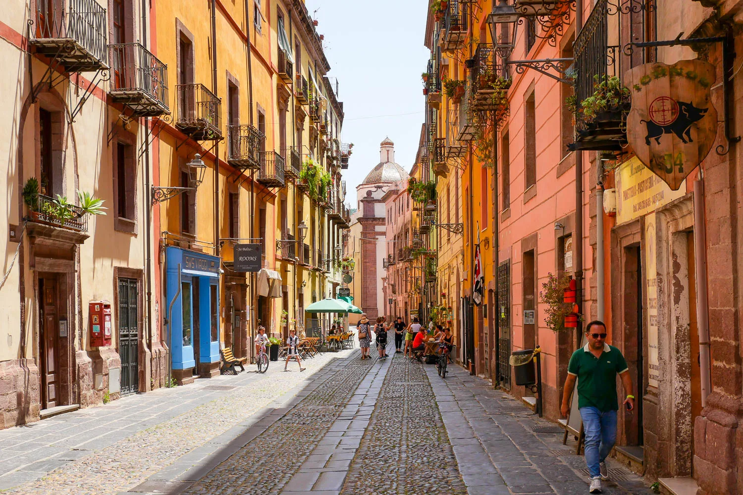 Visiter Bosa corso vittorio emanuele II rue principale Sardaigne Italie