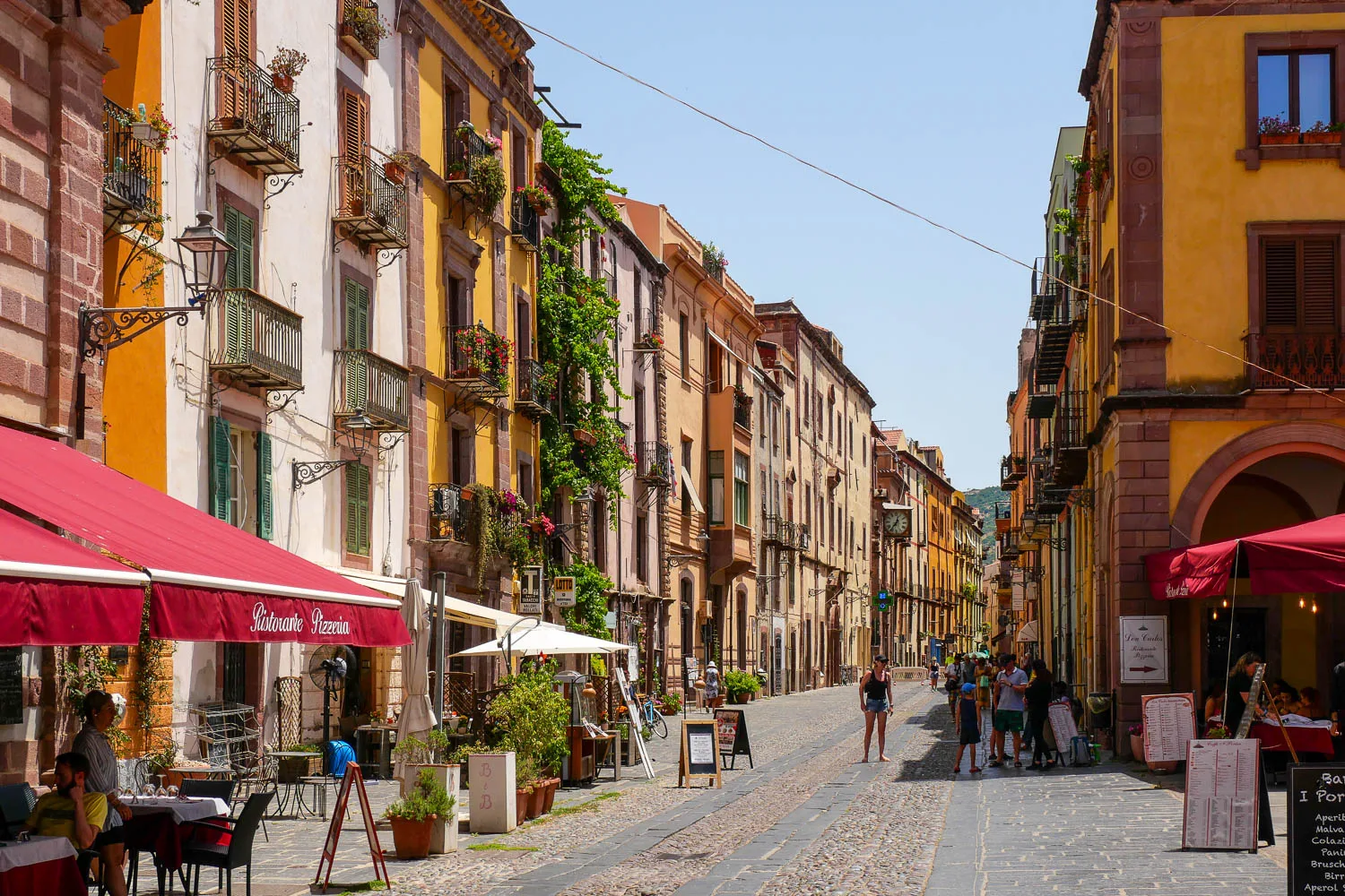 Visiter Bosa corso vittorio emanuele II rue principale Sardaigne Italie