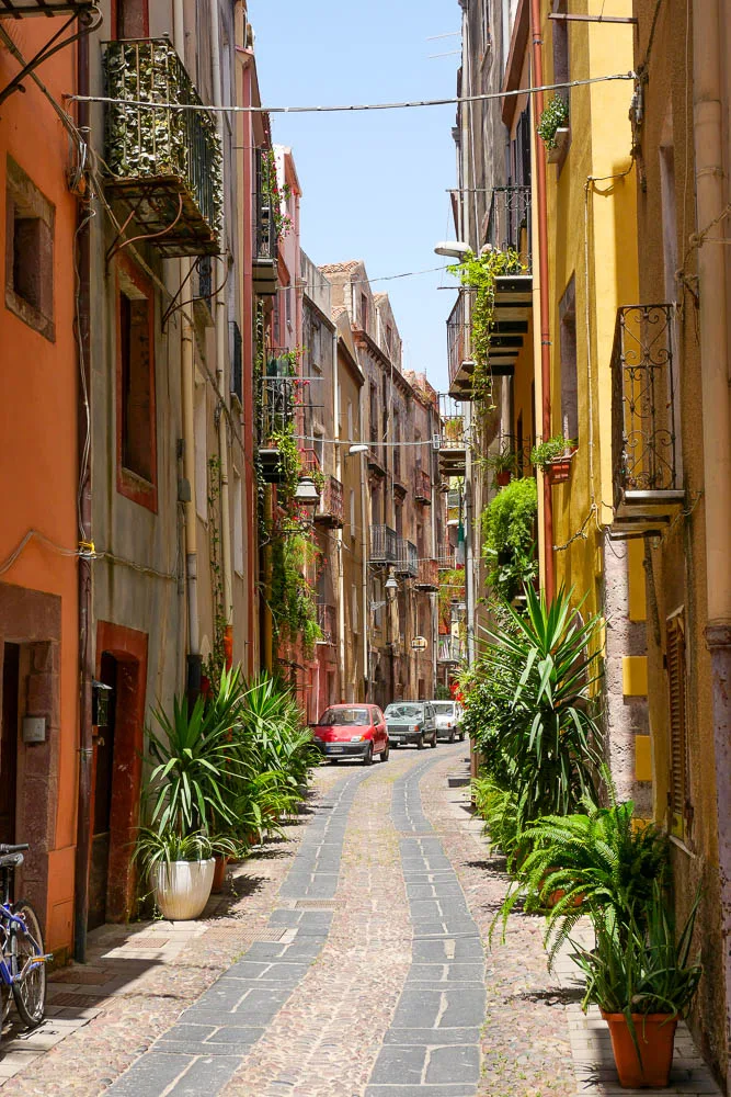 Ruelle de la vieille ville de Bosa en Sardaigne