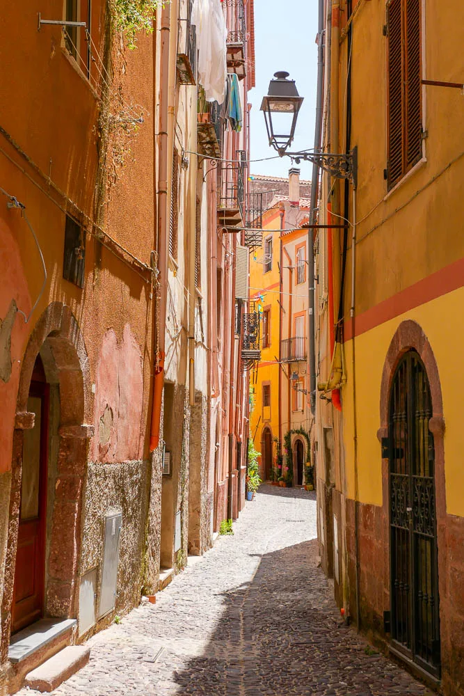 Visiter Bosa ruelle dans la vieille ville Sardaigne Italie