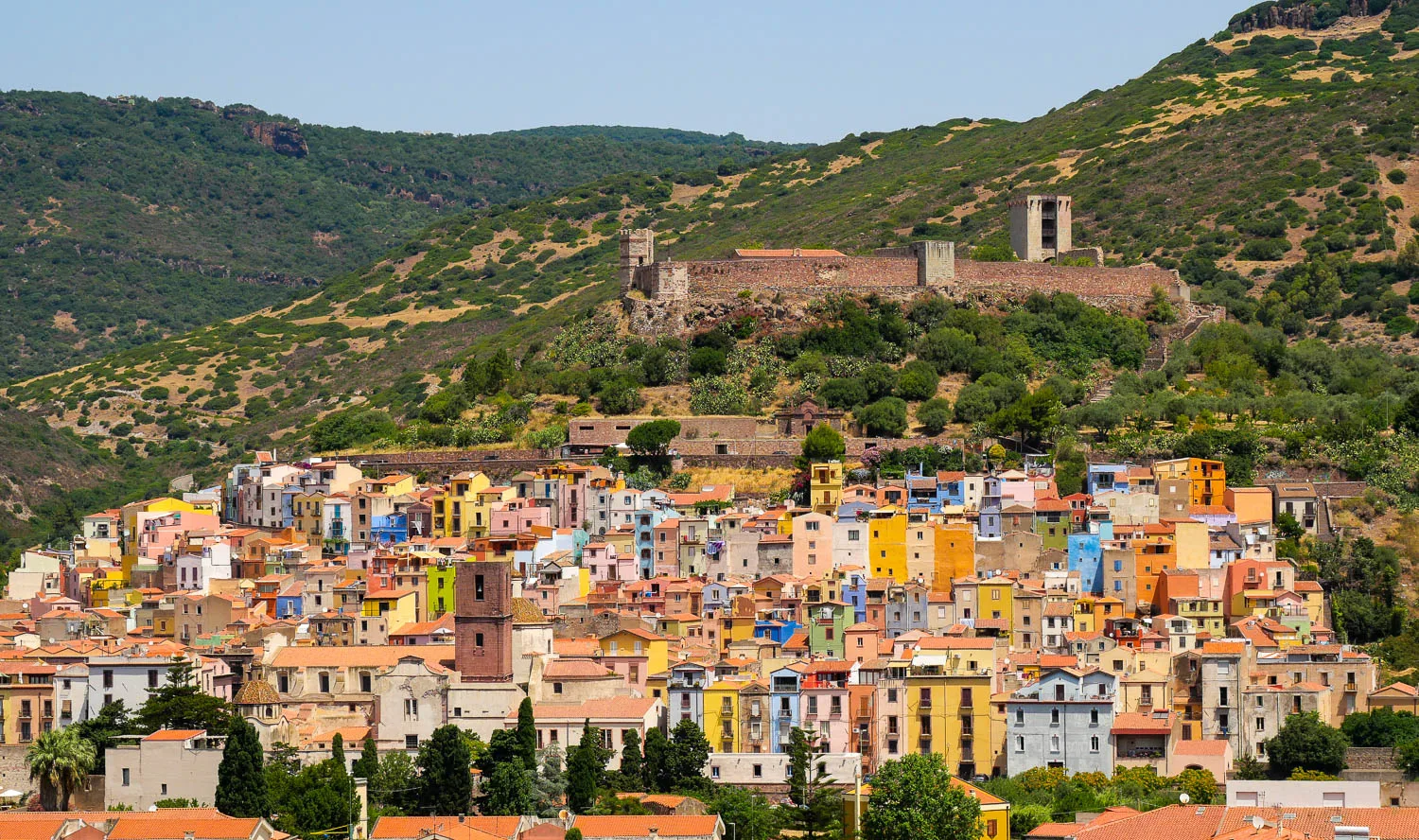 Point de vue sur le village de Bosa en Sardaigne (Italie)